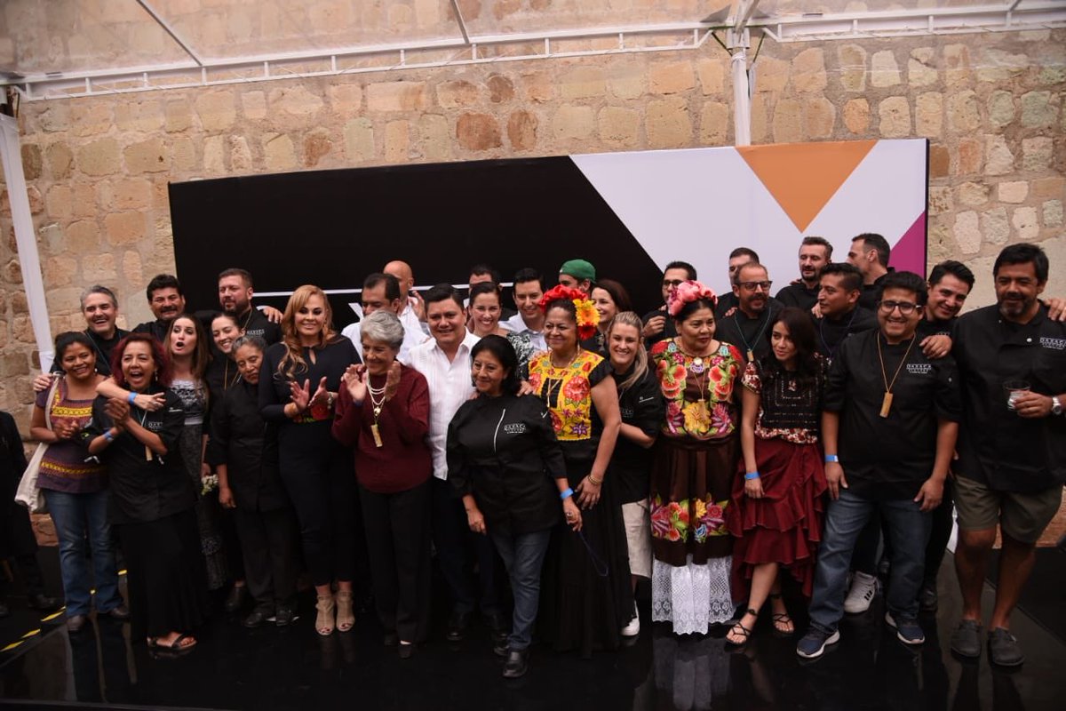 JuanCRiveraC's tweet photo. A nombre del Gobernador @alejandromurat, inauguro las actividades de @oaxaca_flavors ; hoy somos testigos de la grandeza culinaria de Oaxaca, con experiencias únicas llenas de cultura y arte, mostrando al mundo porqué somos un estado que lo tiene todo. https://t.co/0xDnnPo7Yo