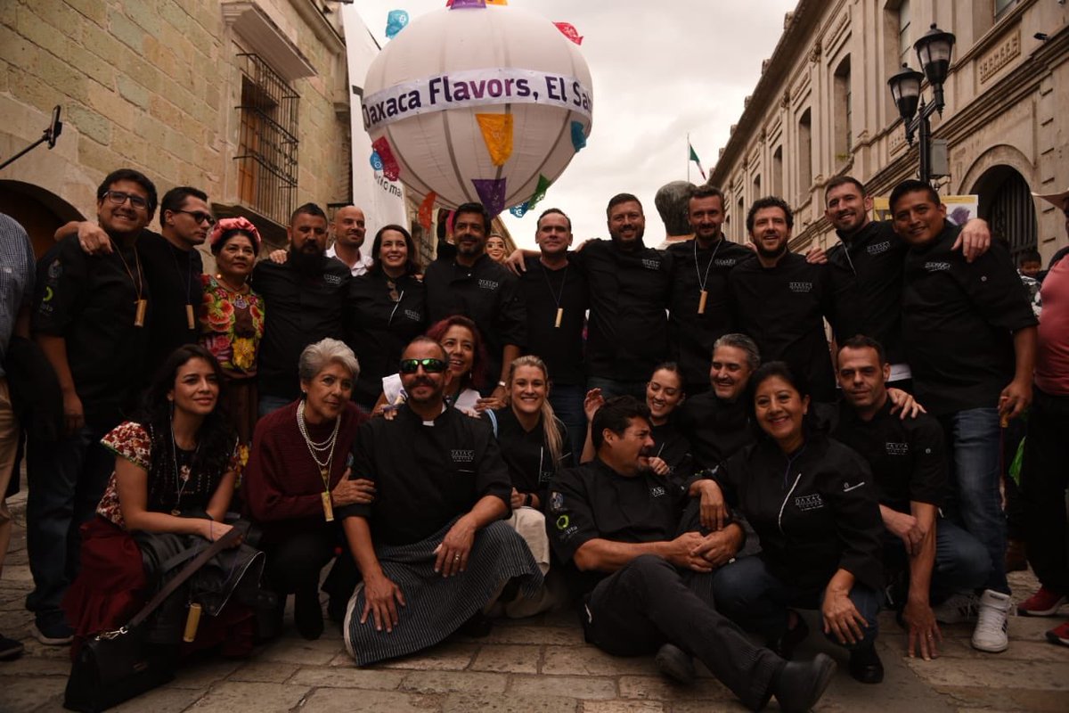 JuanCRiveraC's tweet photo. A nombre del Gobernador @alejandromurat, inauguro las actividades de @oaxaca_flavors ; hoy somos testigos de la grandeza culinaria de Oaxaca, con experiencias únicas llenas de cultura y arte, mostrando al mundo porqué somos un estado que lo tiene todo. https://t.co/0xDnnPo7Yo