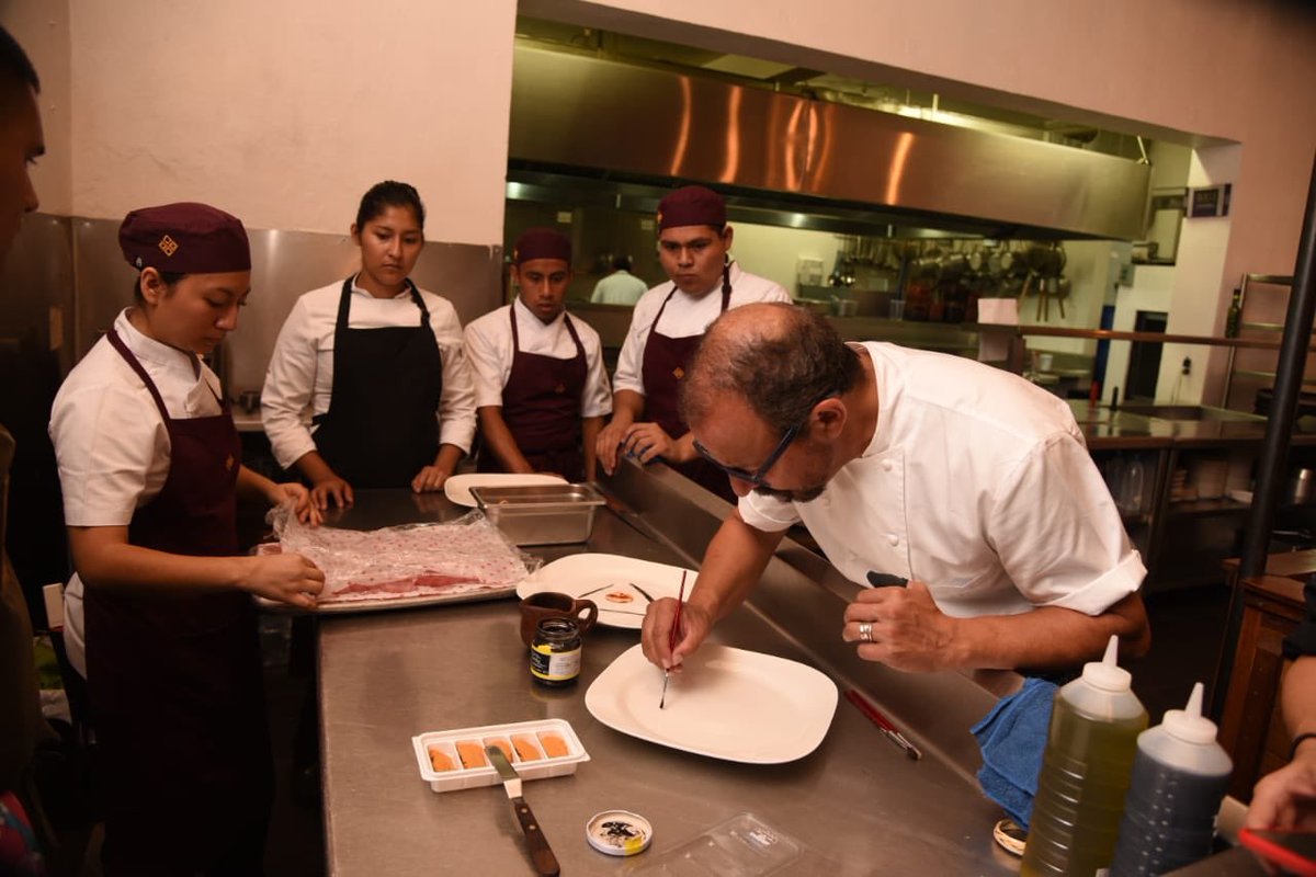 JuanCRiveraC's tweet photo. A nombre del Gobernador @alejandromurat, inauguro las actividades de @oaxaca_flavors ; hoy somos testigos de la grandeza culinaria de Oaxaca, con experiencias únicas llenas de cultura y arte, mostrando al mundo porqué somos un estado que lo tiene todo. https://t.co/0xDnnPo7Yo