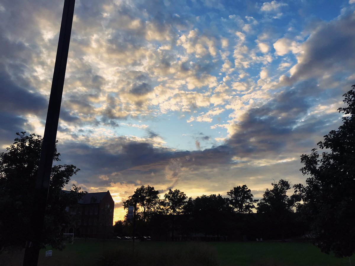 crbourj's tweet photo. hello have not been on twitter in a min but i go to college in cleveland now so here are sum pics of that #cle #sky https://t.co/QhaaahI5Ka
