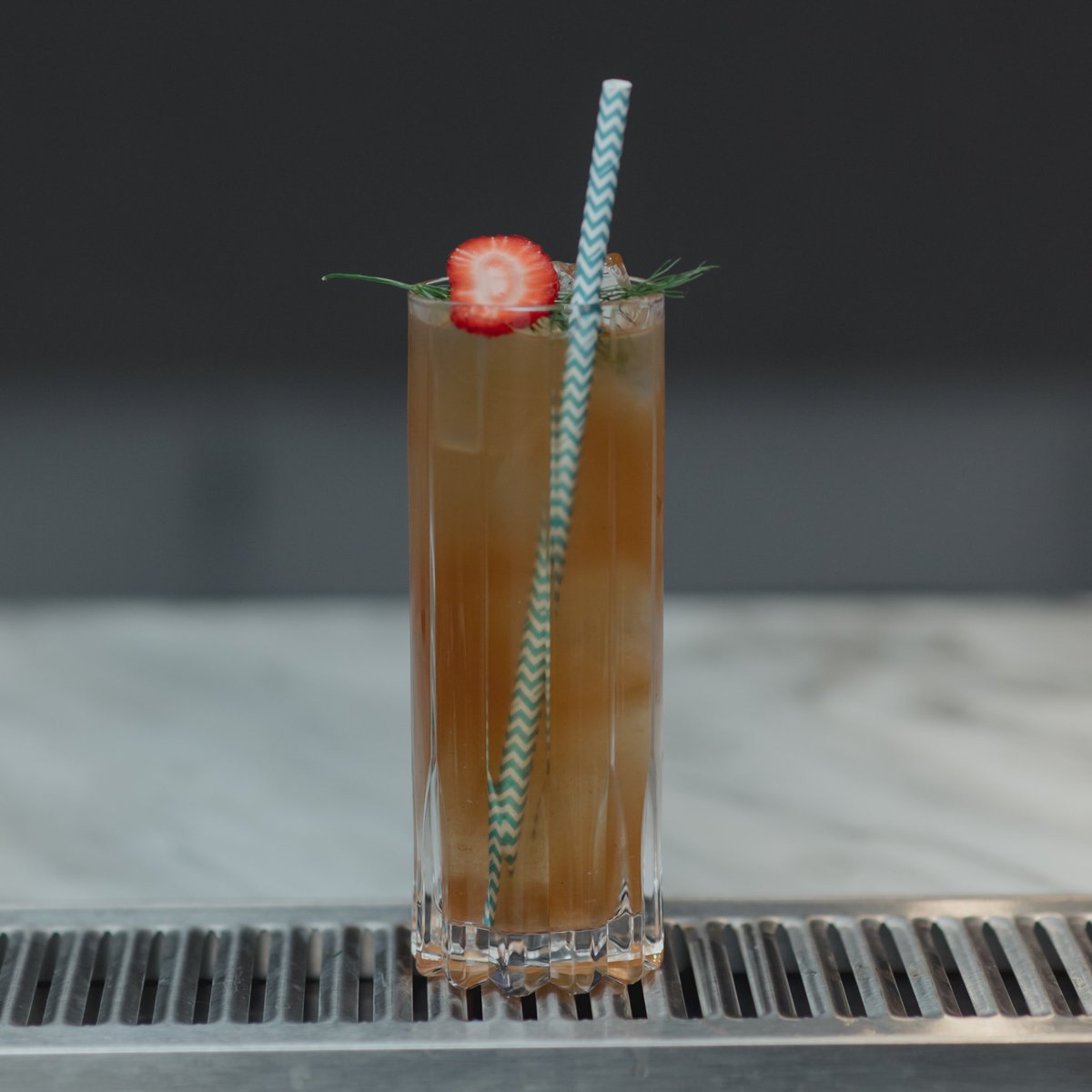 Así son los viernes en la barra del nuevo <a href="/moyuelorest/">Moyuelorest</a> / Amparo. Ancho reyes verde, licor pasita, fresa y piña.