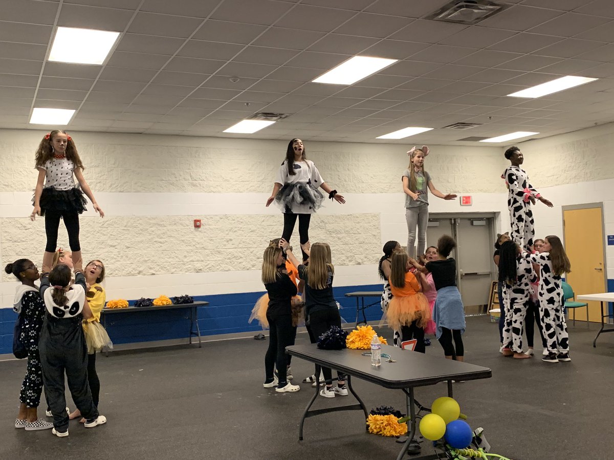 kdey28's tweet image. Zoo with your Boo and cheerleading too!   @OBMSPride #theplacetOBe #raisethebar