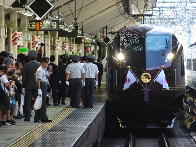 天皇皇后両陛下を乗せた茨城国体に向かうお召し列車に足を出して進路を 天皇皇后両陛下を乗せた茨城国体に向かうお召し列車に足を出して進路を