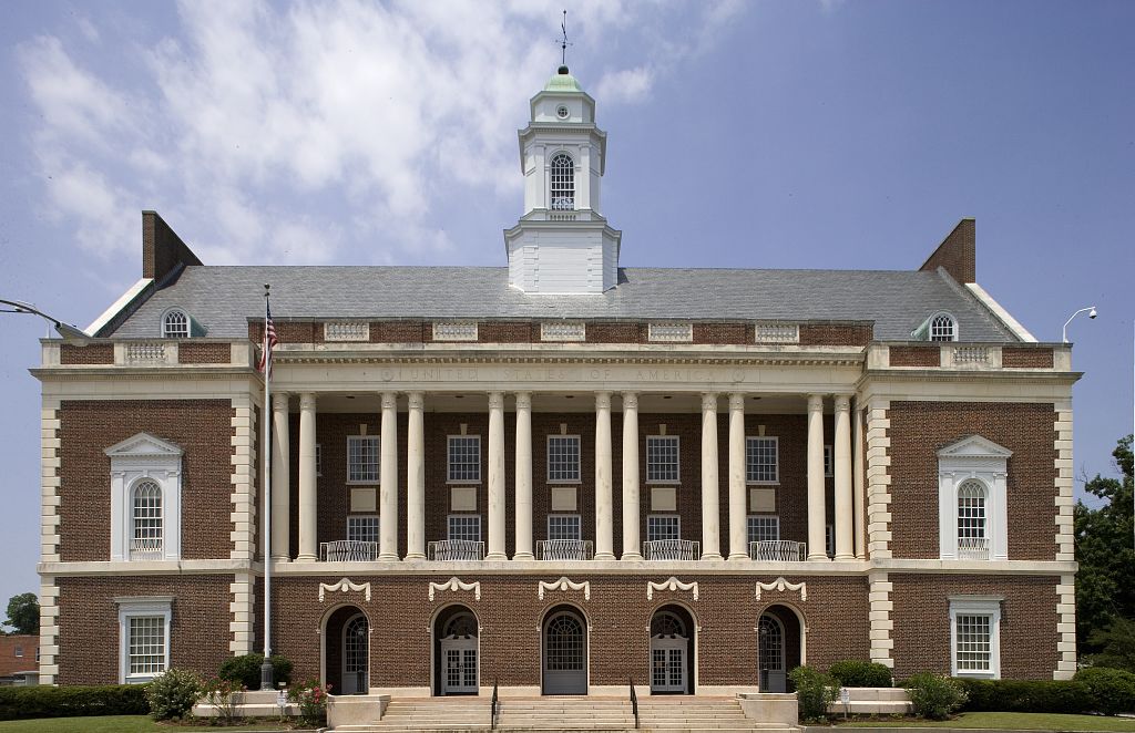 USGSA's tweet photo. #DidYouKnow that the U.S. Post Office and Courthouse in #NewBern, #NorthCarolina once served as a custom house &amp; during World War II, the US Marine Corps Command Contingent occupied the second and third floors. Learn more for #NationalNorthCarolinaDay: https://t.co/OsJ7SoQ5m8 https://t.co/ycdA5kzKBe