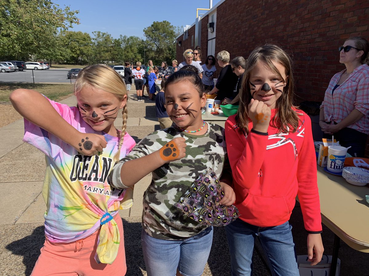 mrsjenpascale's tweet photo. Northside celebrated good behavior in September with a Fall Festival! #PBIS #NSRocks https://t.co/lp1G8EIJMS