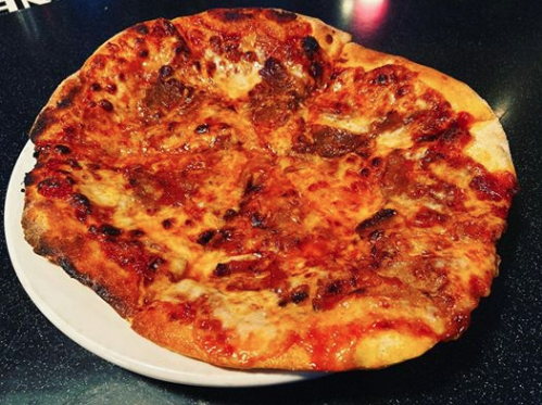 Tonight's special is a Brisket Pizza. It is BBQ sauce based with mozzarella, brisket, caramelized onions, and topped with Jim’s special sauce. 🍕🍻 😋
.
.
.
.
#dinelocal #eatpizza #woodfiredgrille #coldcraftbeer #uptownshelby #cityofshelby