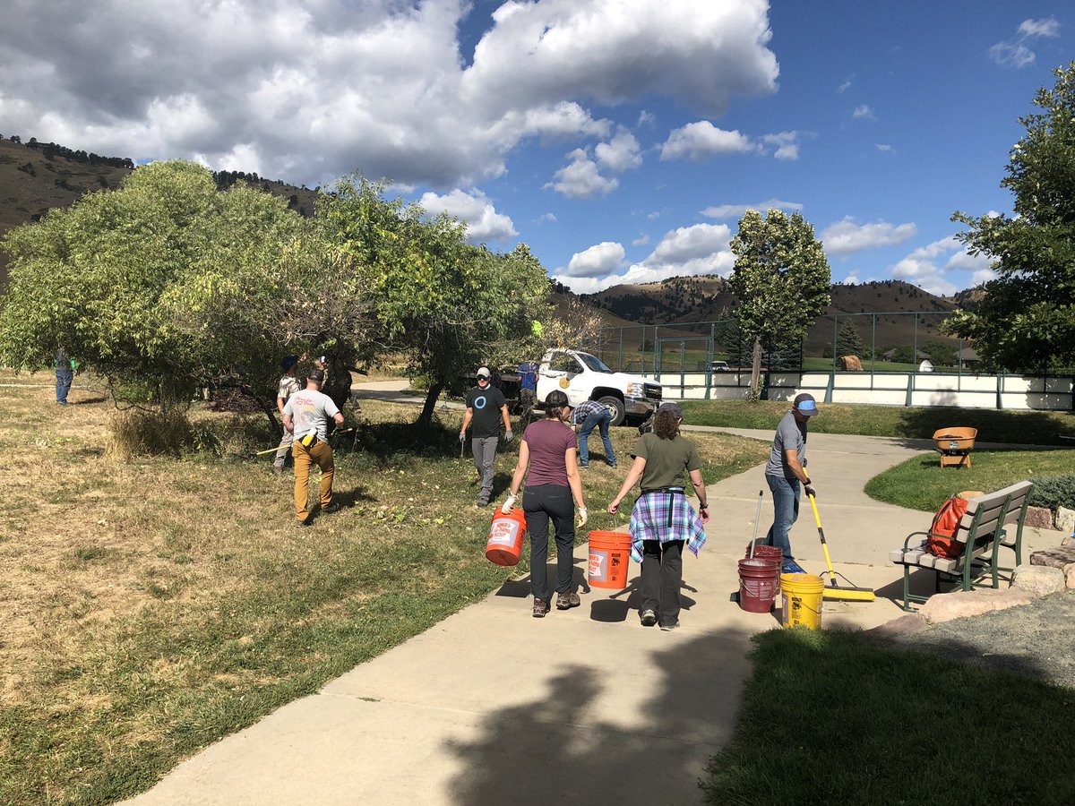NiteIze's tweet image. Great day with our friends at the @conservationall, @boulderosmp,  @boulderparksrec and a mighty fine group of Boulder-based outdoor companies doing some trail and park maintenance! #WeKeepItWild #boco_trails