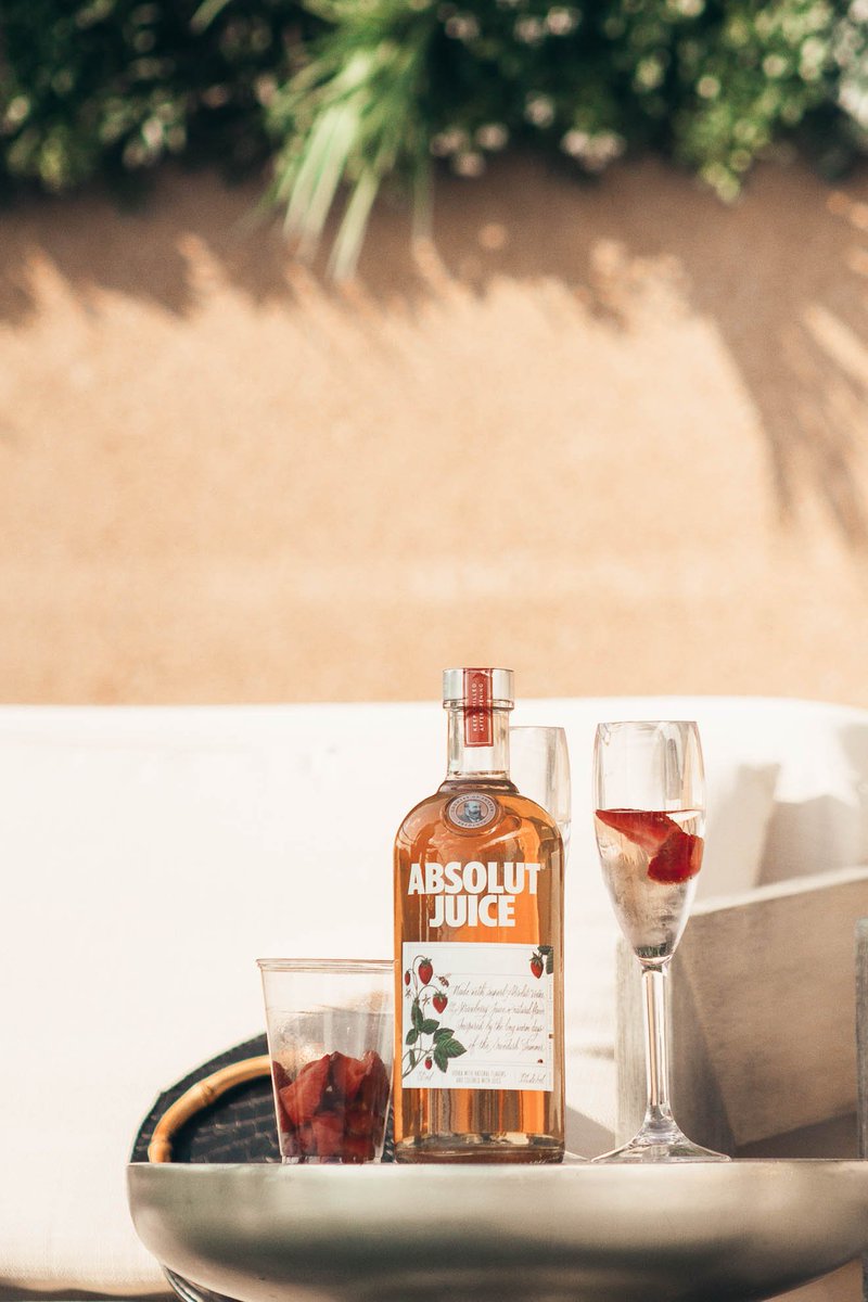 ChriistineClark's tweet image. #ad who else is ready to say 👋🏽 to the heat? Right now our favorite drink is @ABSOLUTvodka_US Absolut Juice strawberry🍓 it's super easy to make &amp;amp; with no artificial flavorings! Excited to try the Absolut Juice Apple now that it's getting cooler! #absolutjuice #GetJuicy