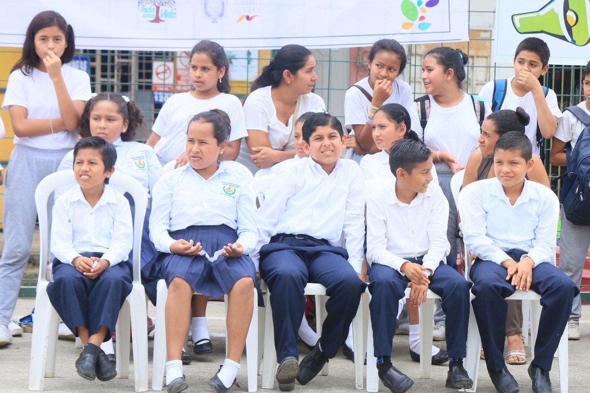 DrCamiloSalinas's tweet photo. Como padres debemos romper el tabú de hablar de educación sexual con nuestros hijos, de esta manera lograremos prevenir el embarazo en la adolescencia. #LosRíosEnAcción https://t.co/Efbw7vP3Iw