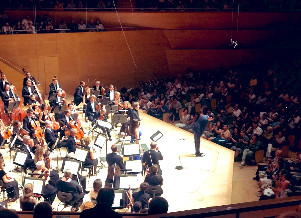 mariajangles's tweet photo. Diumenge ens endinsarem en el món sonor de @ferrancruixent amb els nens i nenes del #ClubDelPetitConcert

Ha estat un luxe escoltar-lo i parlar amb ell de les possibilitats pedagògiques de #HumanBrother 

#Concert inaugural de temporada de l’@OrquestraOBC a @lauditori https://t.co/QQkRmKp0lj