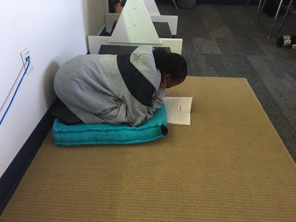 msdavilla's tweet image. Unusual reading positions today.  Whatever works I guess.  #talonterritory