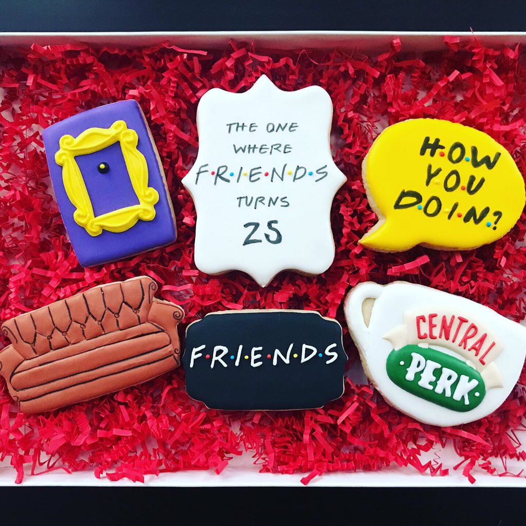 NadiaGundert's tweet photo. I’ll be there for you 🎶 when ya wanna celebrate 25 years of FRIENDS!!!! Loved making this set for some friends who are in NYC this weekend for @FriendsTV Anniversary celebrations! #sweettreatsbynadia #friendscookies #friends #friends25 #smellycat25 https://t.co/qi4oX1guhS