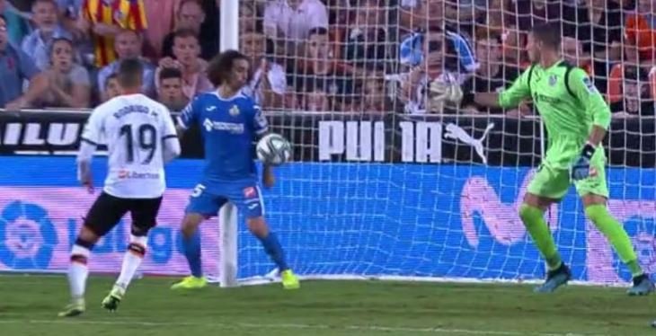 Pepelias17_'s tweet photo. Hoy el árbitro del VAR rebuscó frame a frame para tratar de encontrar un contacto que pudiera suponer penalti en una jugada que el árbitro de campo, a tres metros, no vio. El martes, en unas manos intencionadas de Coke (u otras de Cucurella después), nada. El VAR es un CACHONDEO https://t.co/pEcjqeiVoL