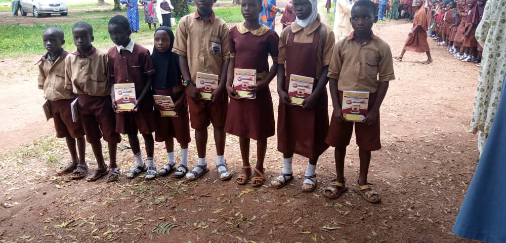 Emokan's tweet photo. 40 years anniversary of Ansar-ul-lslam Grammar school Ede Osun State 60 leaves notebook to best students in the school both the grade 5 to middle and the high school.
2. Presentation of weac fees and Jamb form to the overall student in the school
3. Visitation to ongoing projects https://t.co/oLw71T7Oeg