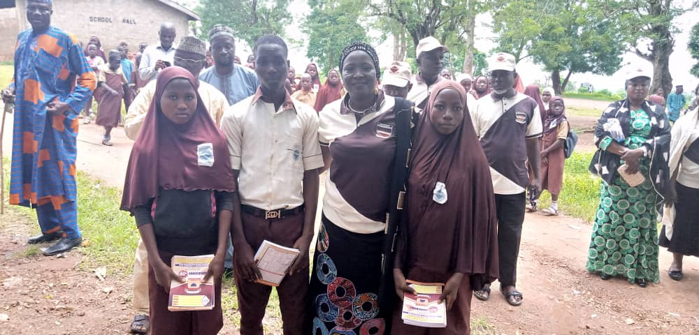 Emokan's tweet photo. 40 years anniversary of Ansar-ul-lslam Grammar school Ede Osun State 60 leaves notebook to best students in the school both the grade 5 to middle and the high school.
2. Presentation of weac fees and Jamb form to the overall student in the school
3. Visitation to ongoing projects https://t.co/oLw71T7Oeg