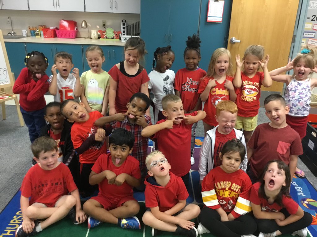 Price_FoxHill's tweet photo. Red Friday in Kindergarten! ❤️💛🏈 https://t.co/TNBE2ibN3o