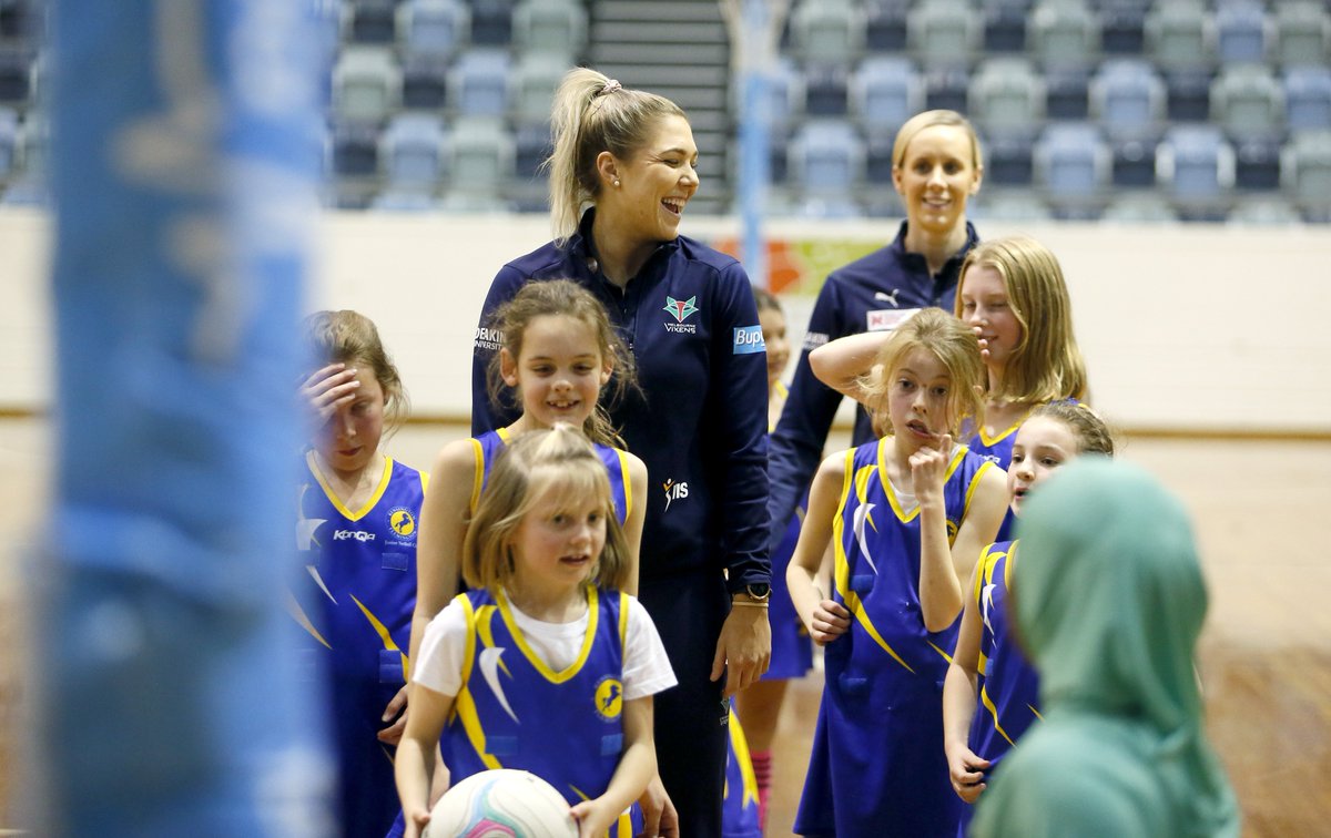 MelbourneVixens's tweet photo. “My pathway wasn’t always smooth. There were teams I missed out on and I really used that as a driver to make me want to be better and go out and prove everyone wrong.”

Read the full article with @katemoloney_ and what netball has taught her: https://t.co/APvUAXaZQc 

#GoVixens https://t.co/Jbf0afDQkz