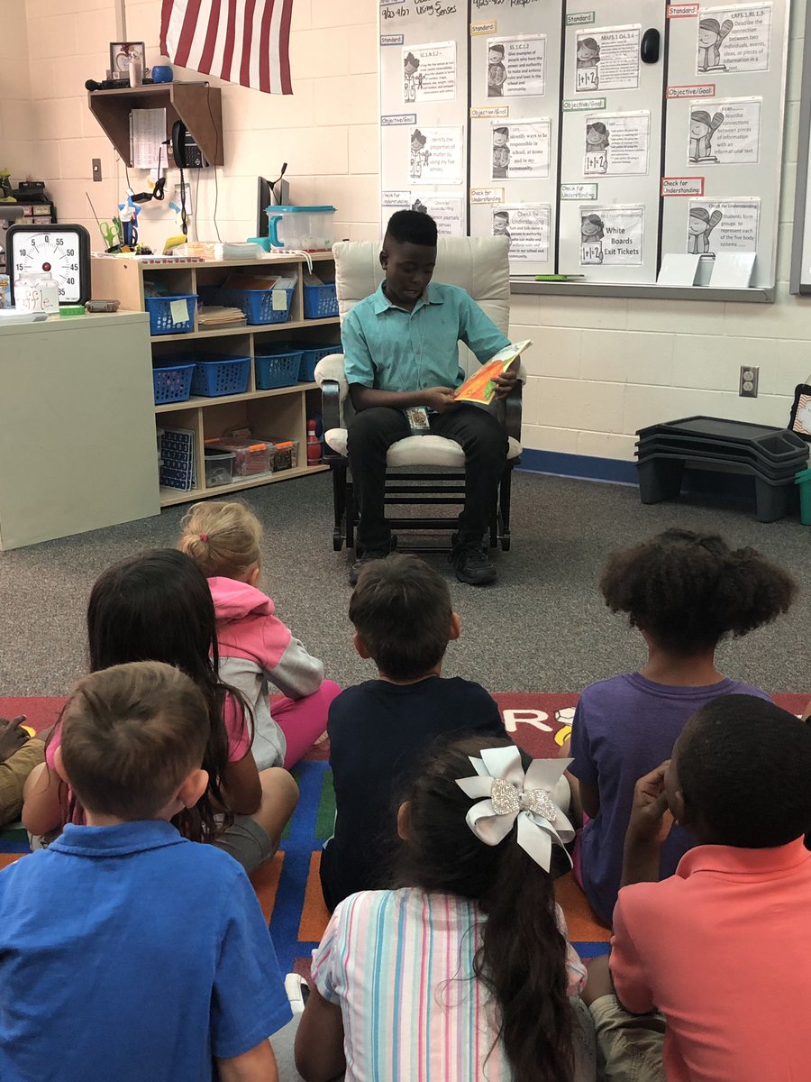 fordm9034's tweet photo. We had a visitor from# Mrs. Kelly’s ESE class read a story to my kiddos. Zamarion did a wonderful job. We made plans for him to return every Friday to read to my class. #MOESmanatees #readingfun #fordfun #area3 #MCPS https://t.co/HZxdCMLnbc