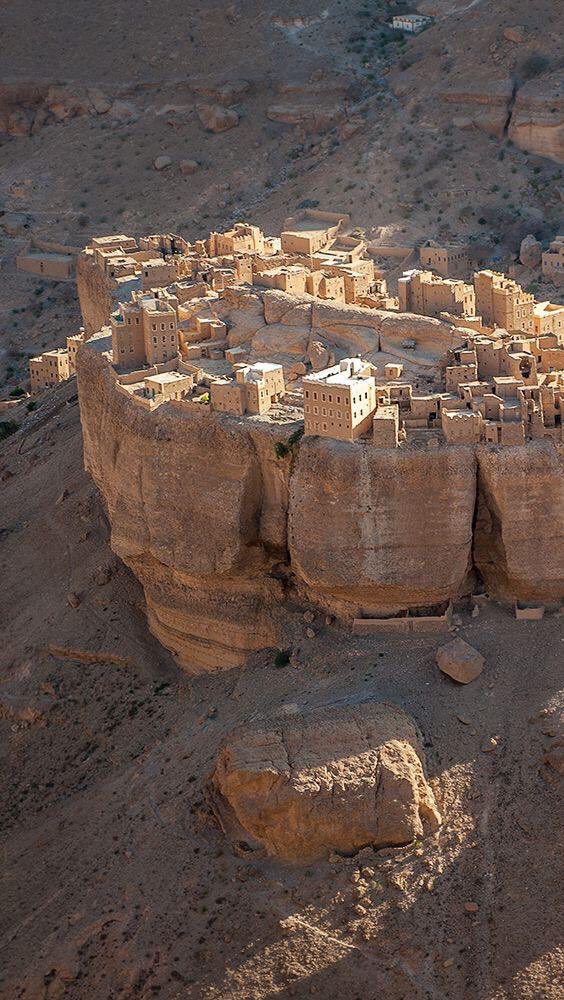 Machezm's tweet photo. A beautiful village of Yemen with real buildings built only with mud and wood. https://t.co/kGL0Y1JeQ7