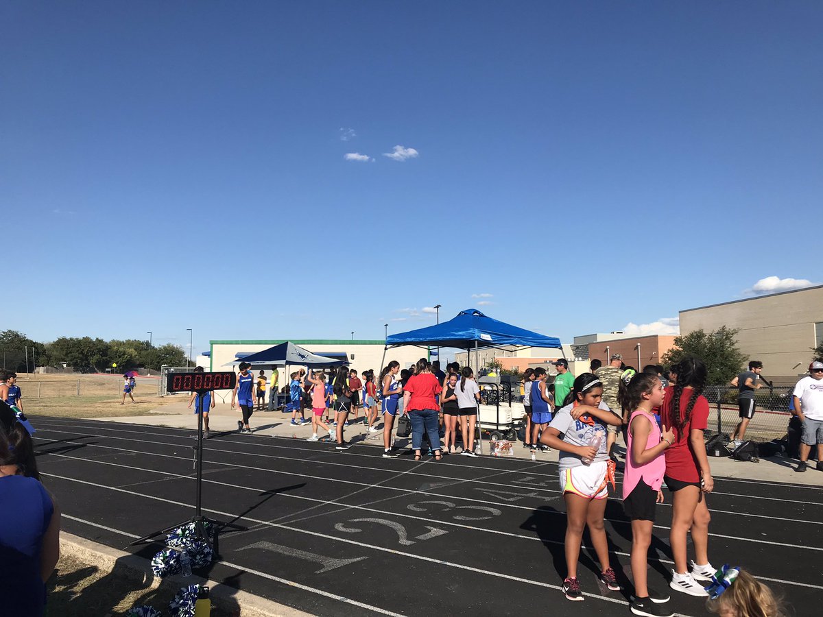 212lisaann's tweet photo. Waiting for our amazing XC athletes to run over SMS and MMS!! #bestcoaches #bestrunners #besteverything @ChapaYBook @Chapa_Cougars @chapadance @CoachSakewitz @MsMirandaCMS https://t.co/Ci4PTNTOgT