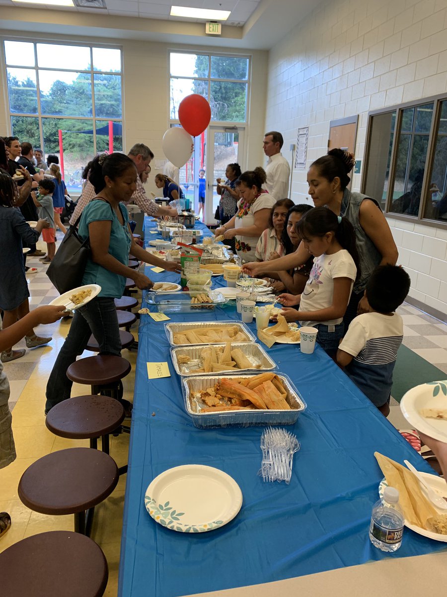 My ❤️ just is so happy during our Taste of Sarah Smith night! Great food. Great families. All together! 😍 #weareALLsuperstars @DrJohnBlackwell <a href="/EmilyBoatright/">Emily Boatright</a> @Katyaorozcot <a href="/APSESOL/">APS ESOL</a>