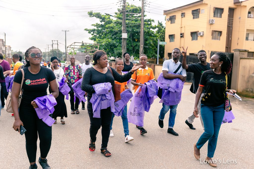 Bolagarbage's tweet photo. I love being on field,it reminds me of my banking years. Nothing is more fulfilling, adding value to the society. Lagos, hope you are sorting your recyclables? #blueboxinitiative  has kicked off. Be sure to contact @WestAfricaENRG https://t.co/l1Hau9htvx