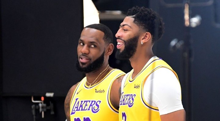 Bang4Three's tweet image. Esa mirada. Esa sonrisa. Son la mejor pareja de la #NBA y lo saben. #Lakers #LakersMediaDay 💛💜
