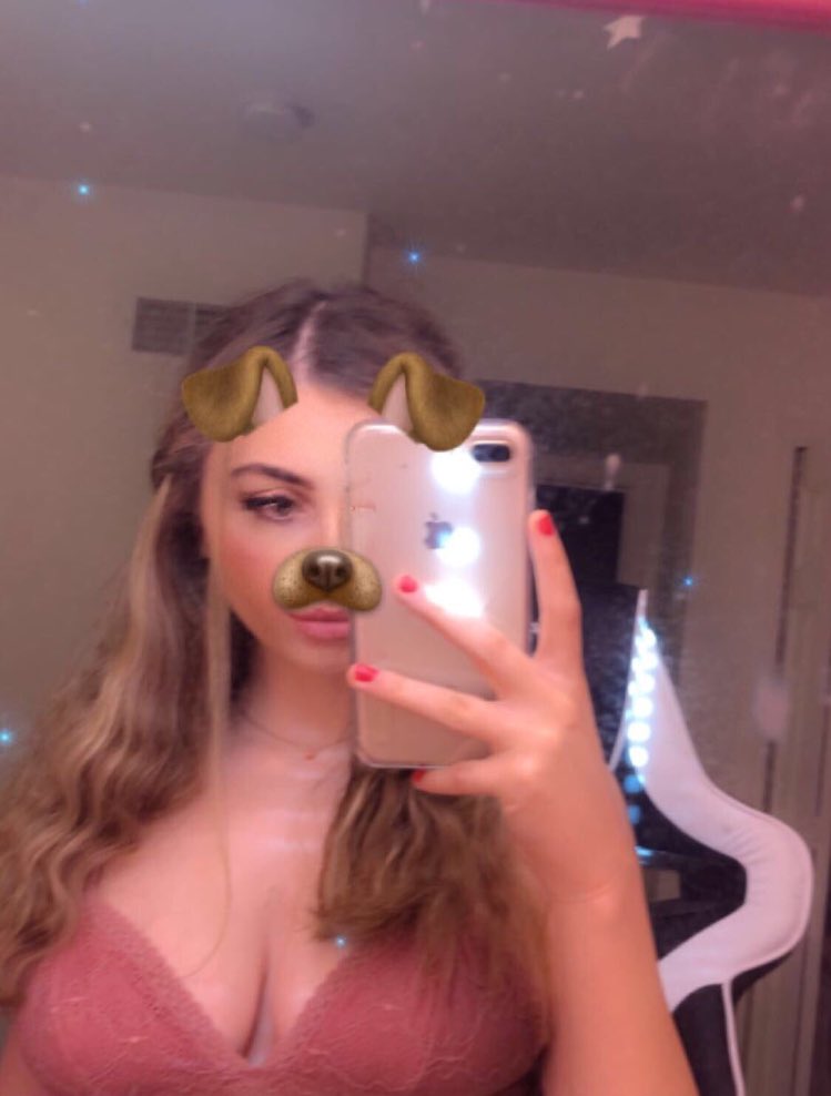 rosemodeI's tweet image. Hi this is me in my bra :)