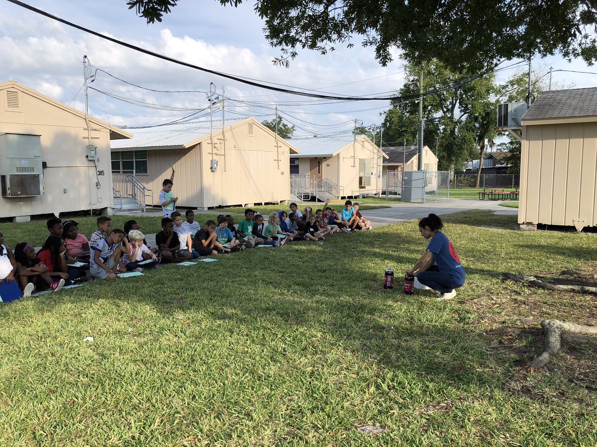 TeachGolden386's tweet photo. Investigating how gravity can be overcome with the classic coke and mentos trick! #vcsscientists #hhsknights https://t.co/JYuAwfotbm