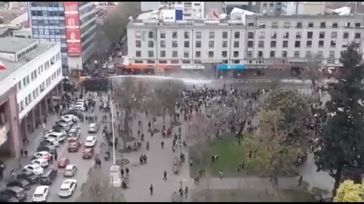 rsumen's tweet photo. Violentamente reprimida #MarchaPorElClima en Concepción, ¡ Vergüenza Mundial! #FridaysForFuture #ClimaticStrike @sebastianpinera @GretaThunberg https://t.co/R6fLJOM6mG