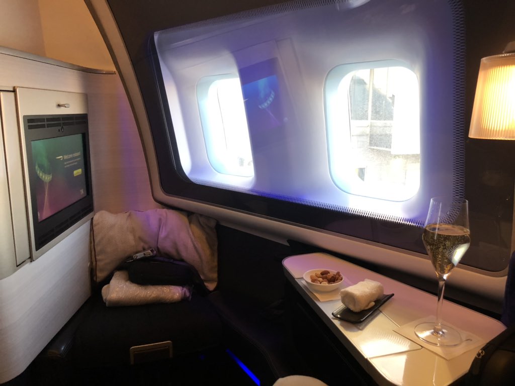 AndySW9's tweet image. Flying in the nose of a @British_Airways B747 is awesome. So lucky to be able to do this.