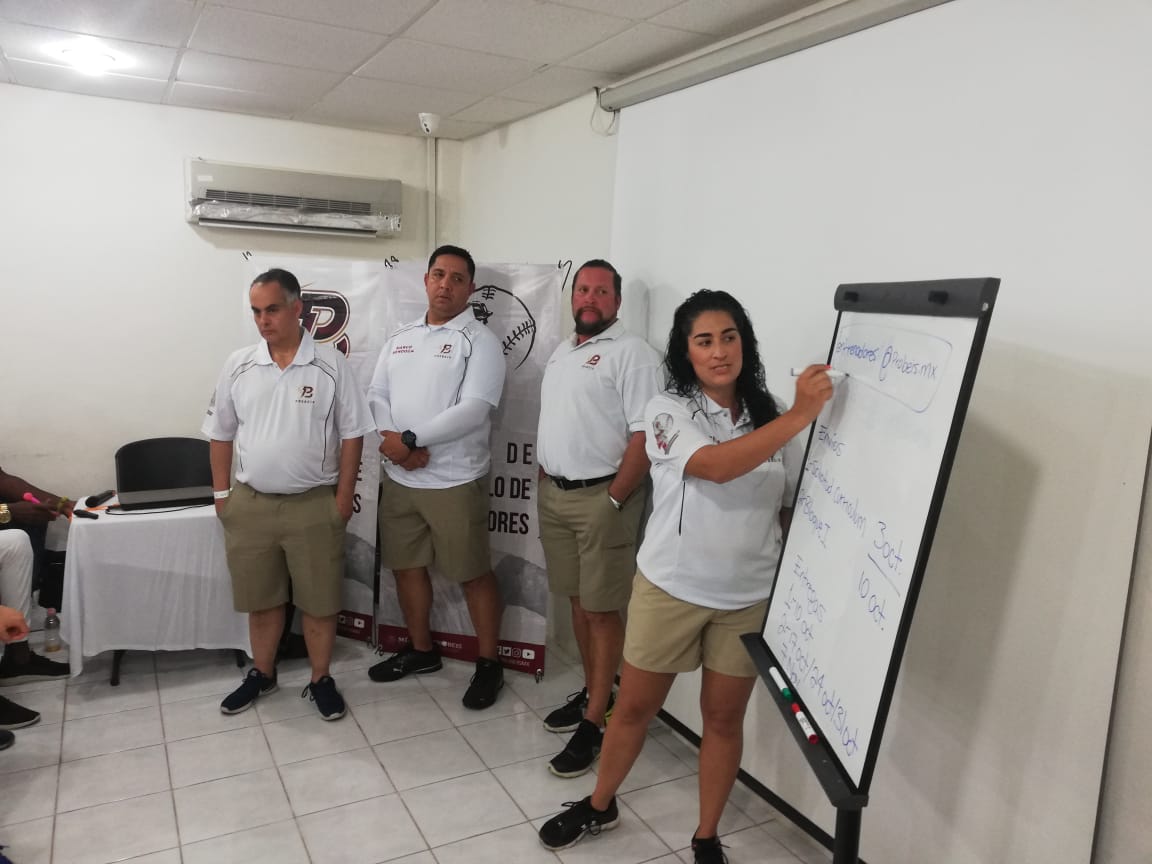 BTEDmx's tweet image. 😎📸 ¡Ya iniciamos las clínicas de #DesarrolloDeEntrenadores en las instalaciones de @Icatcam Campeche! ⚾ 🇲🇽

Nuestro Sub director de operaciones, @jr_peinado y el líder de este programa, el ex liga mayorista @karimgarcia95, fueron los encargados de dar la bienvenida. 🙌🏻
