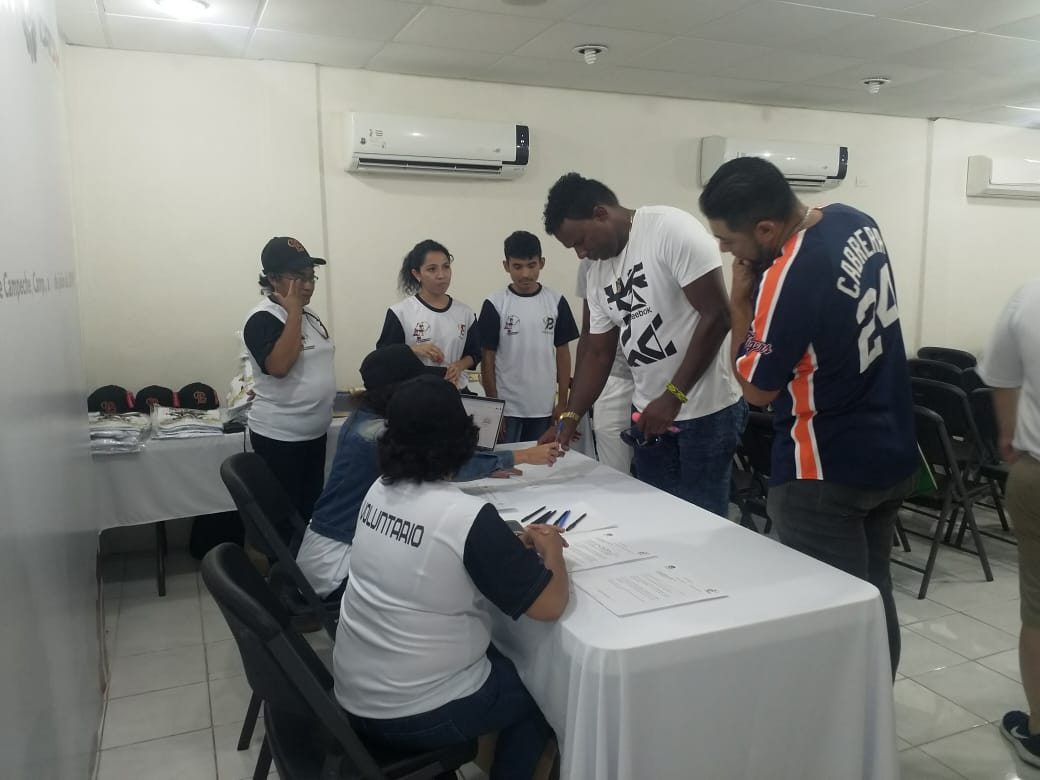 BTEDmx's tweet image. 😎📸 ¡Ya iniciamos las clínicas de #DesarrolloDeEntrenadores en las instalaciones de @Icatcam Campeche! ⚾ 🇲🇽

Nuestro Sub director de operaciones, @jr_peinado y el líder de este programa, el ex liga mayorista @karimgarcia95, fueron los encargados de dar la bienvenida. 🙌🏻