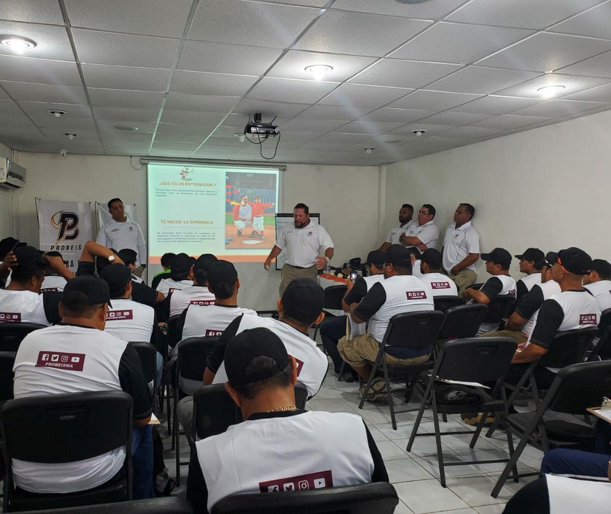 BTEDmx's tweet image. 😎📸 ¡Ya iniciamos las clínicas de #DesarrolloDeEntrenadores en las instalaciones de @Icatcam Campeche! ⚾ 🇲🇽

Nuestro Sub director de operaciones, @jr_peinado y el líder de este programa, el ex liga mayorista @karimgarcia95, fueron los encargados de dar la bienvenida. 🙌🏻