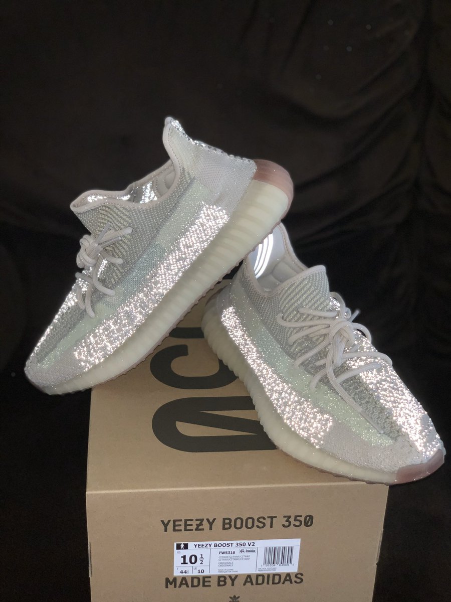 Islandsnkrs's tweet photo. The difference in color tone between the Citrin Rf and Citrin Non-Rf is very subtle.. but definitely enough for me to favor the reflective pair π₯ β‘οΈ #adidas #yeezy350V2 #citrinreflective https://t.co/SeLmHVv0mS