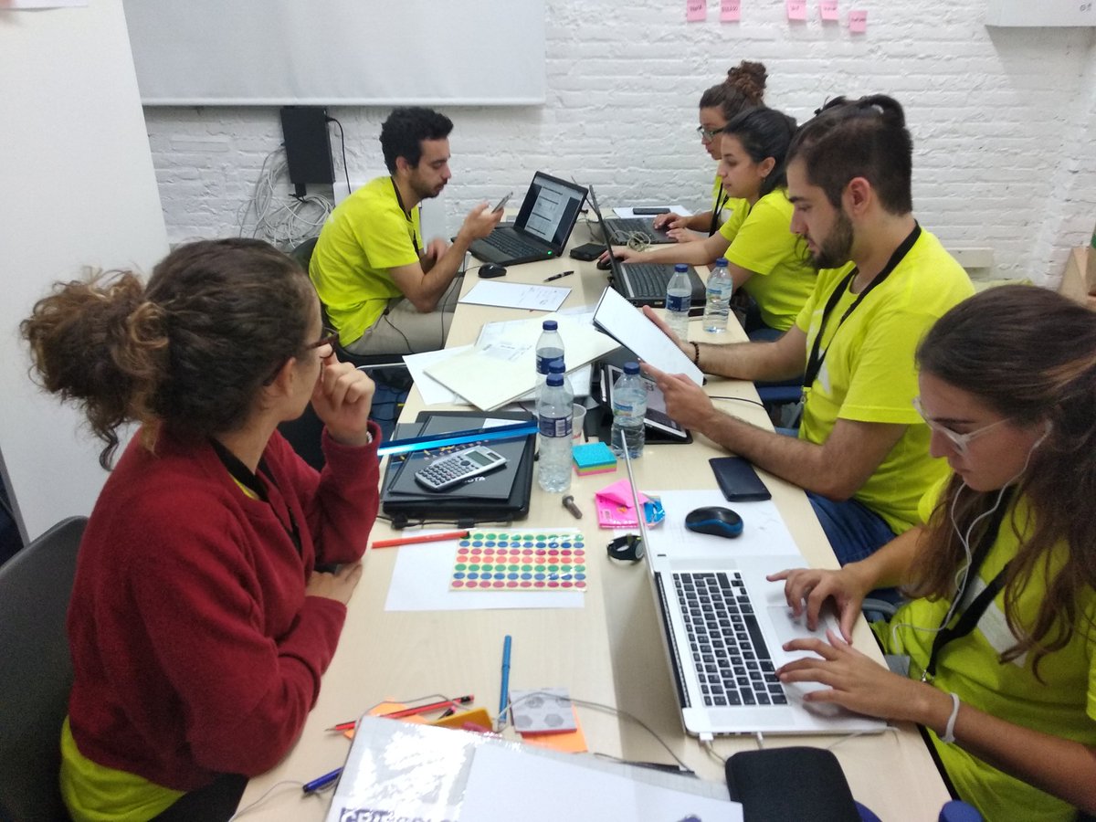 manuelaborda's tweet photo. Mientras una parte del mundo duerme, unos cuantos valientes del #hackathonValencia #InnovayAccionBusinessChallenge2019 se han propuesto resolver un reto empresarial.
Solo nos quedan 14 horas https://t.co/yQe6KkHpyO