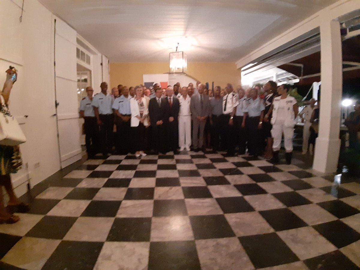 lagier_charles's tweet photo. Remise de la médaille des affaires étrangères aux sapeurs-pompiers 972.
#prefet972
#ctm https://t.co/mY5oq3VRDb