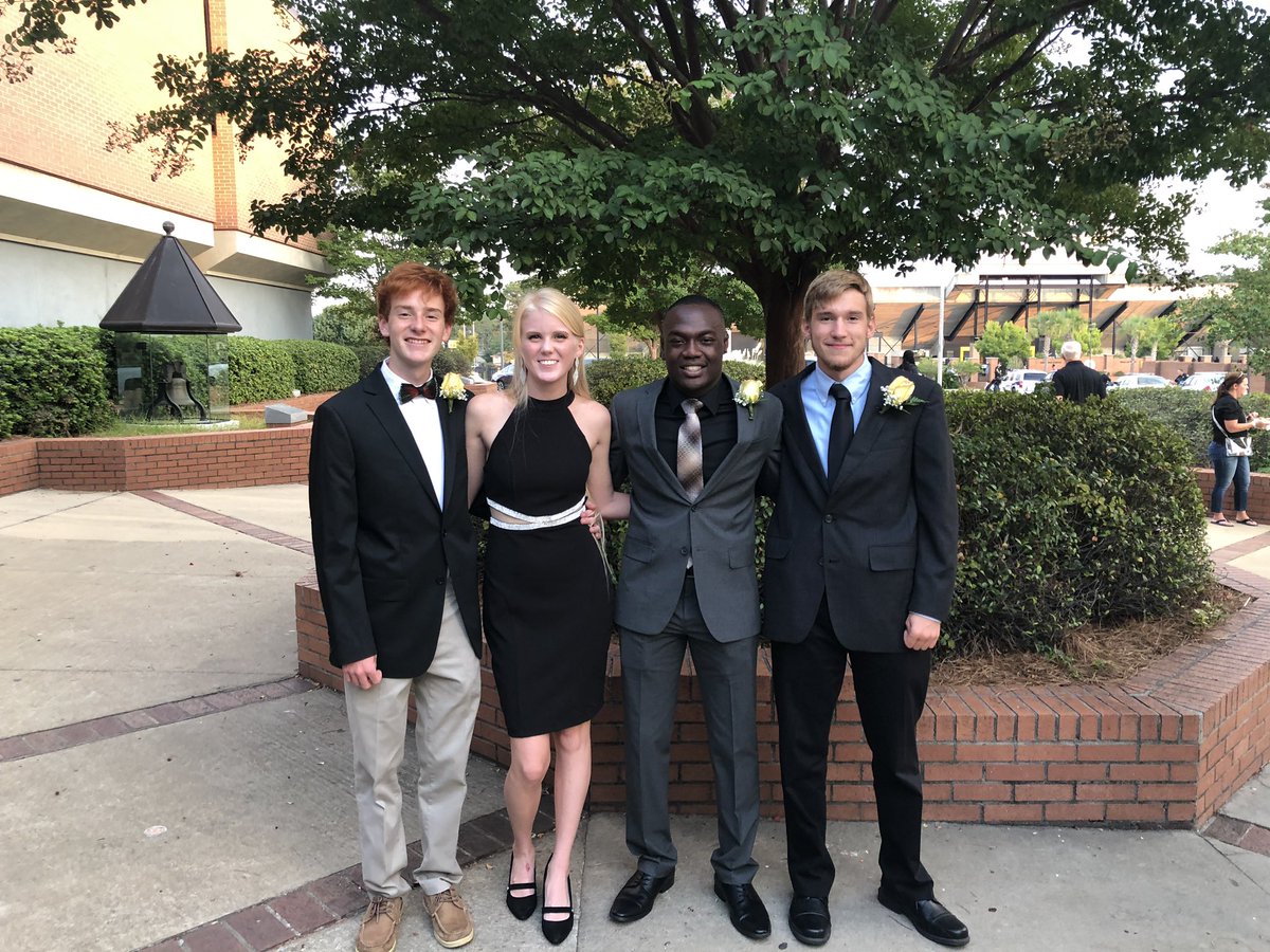 irmoxc11's tweet photo. Our XC/TF athletes representing at homecoming! Tyler (Track), Katy (XC), James (Sports Med), Sean (XC), Jamie (Track), &amp; Julia (Track)! @IrmoHigh @IrmoAd #pridein5 https://t.co/WkAkUW4zUL