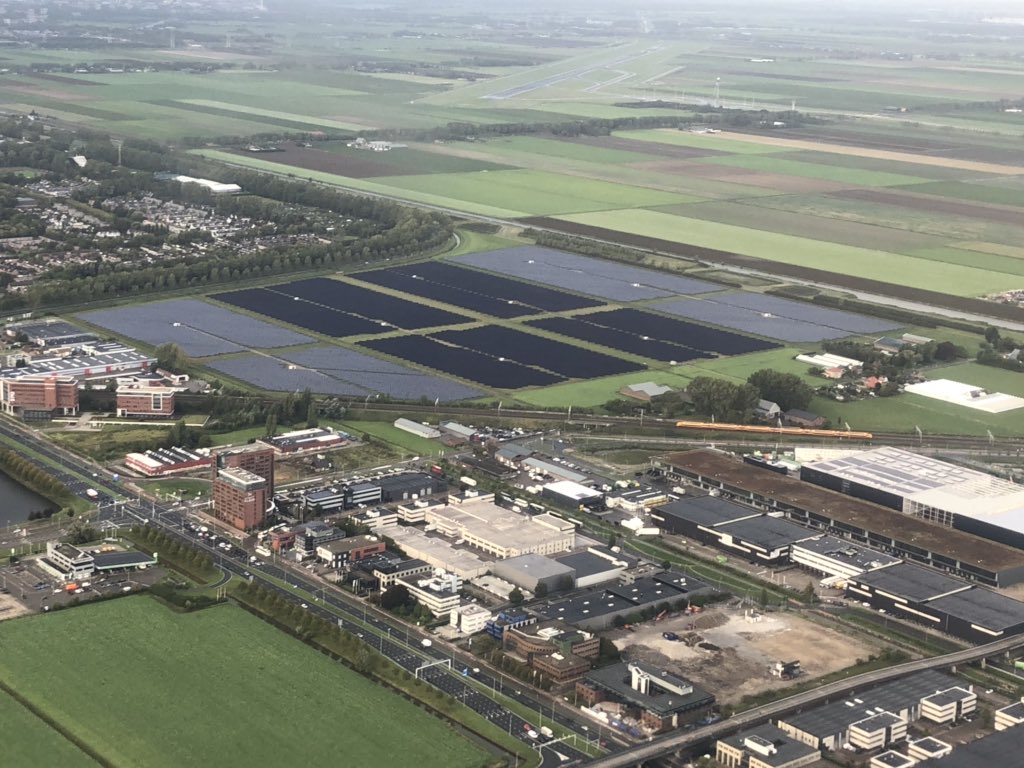 Wanneer luiheid en korte termijn denken de #energietransitie gaan domineren, worden #zonneweiden de voorboden van duizenden hectares nieuwe harde infrastructuur. En zullen onze kinderen vragen waar de open ruimtes en #biodiversiteit zijn gebleven, terwijl de daken leeg bleven.