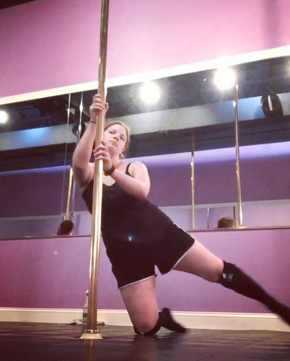 ScarletSigma's tweet photo. 3 years ago, I was a badass. I miss it. Going back for sure. #polefitness #loveyourself #fixmeplease πππβ¨β¨β¨ https://t.co/30FoZjcPTr