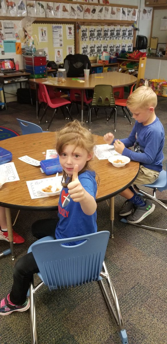 BallmcdK's tweet photo. We made applesauce today and most of us gave it a thumbs up! 👩‍🍳👍🍏🍎 #apples https://t.co/tTYCrvx26i