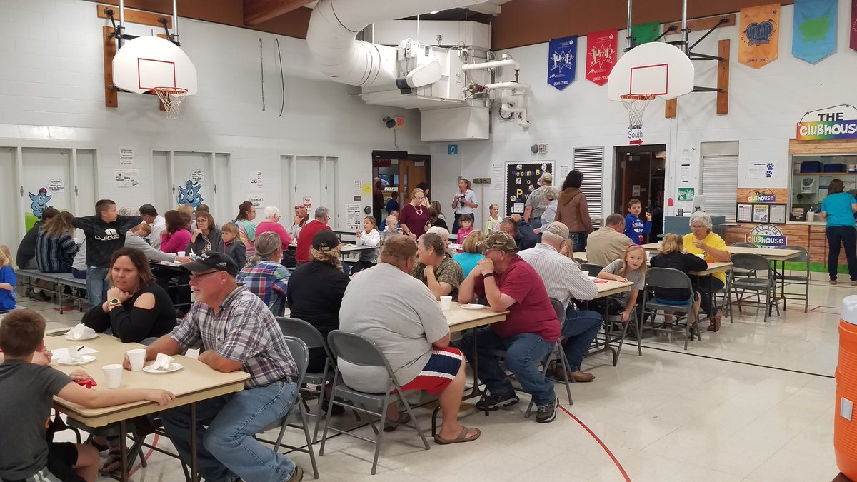 RobinVahle's tweet photo. Rolls with Grand Guests was a huge hit.  We are all very lucky to have you in our students lives! Thank you for sharing your time with us &amp; visiting our schools! Thanks to the staff &amp; parent volunteers. Thanks to Sodexo who made the cinnamon rolls. Delicious! https://t.co/N9gjnJumPN