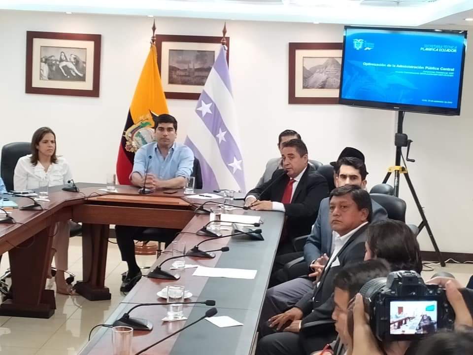 RauldelgadoGadP's tweet photo. #Guayaquil| Junto al Vicepresidente @ottosonnenh, y los Ministros de Estado @mariapaularomo, @RichardM_A, @CarlosJulio_JV, así como los Presidentes de las 7 Regionales de @AMEcuador, mantuvimos una reunión de trabajo para articular acciones a favor de los Municipios del país!🇪🇨🤝 https://t.co/1isu56hirY