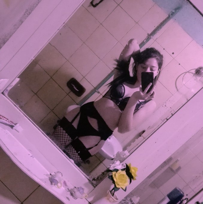 Me subo el autoestima con medias red y un portaligas https://t.co/ERZjkL7pYc