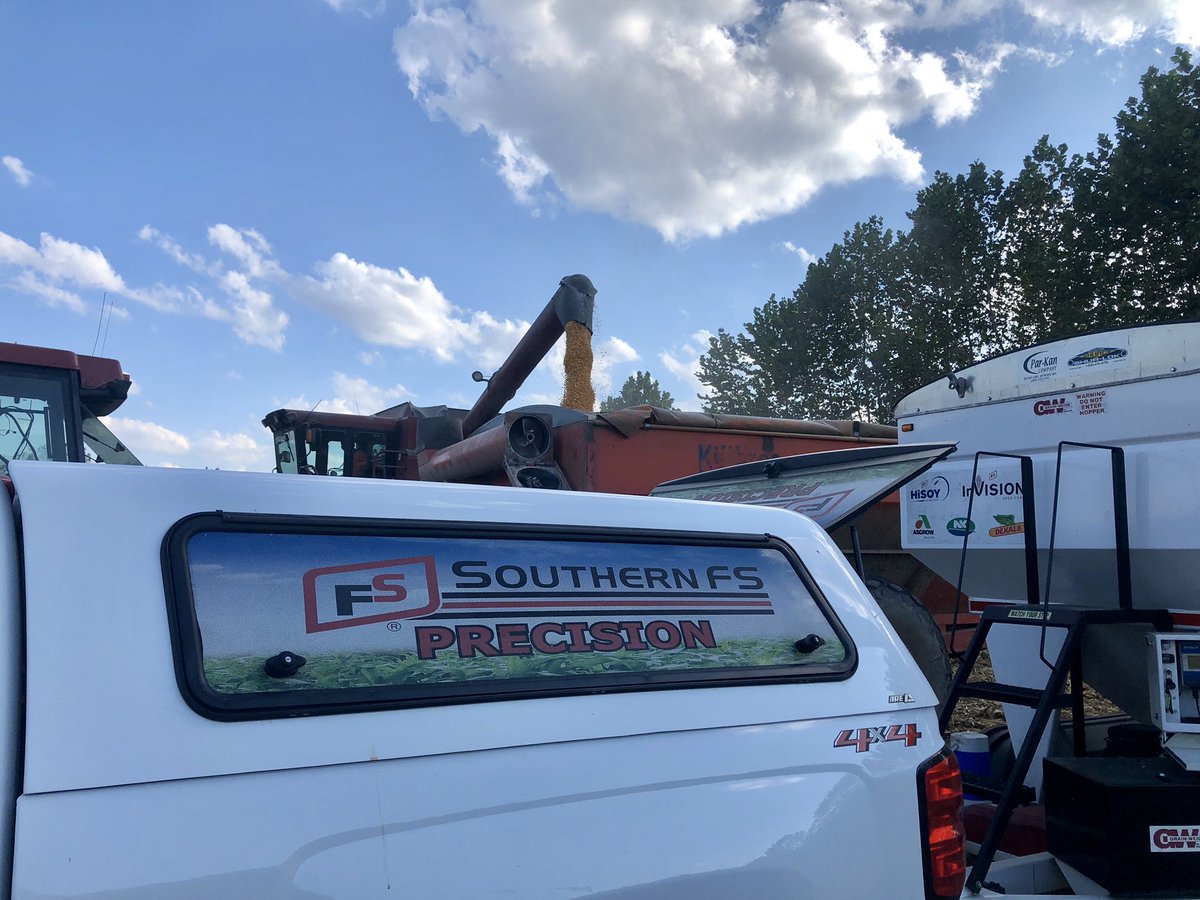 Precision_SFS's tweet photo. Calibrating @precisionplant YieldSense in corn earlier at Massac County. Now on @AgLeaderTech yield monitor cals in soybeans at Pope County. #FridayNightService @s_sfoss https://t.co/XHJXgQUuw3