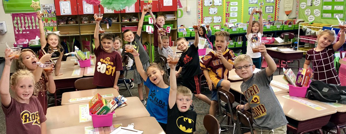 MrsMartinSmiles's tweet photo. #AppleScience #MakeLearningFun #FunInFirstGrade #JohnnyAppleseed #LifecycleOfAnApple #AppleTreats #HomemadeApplesauce 🍎🌳🍏 https://t.co/7wyGSYpBzq