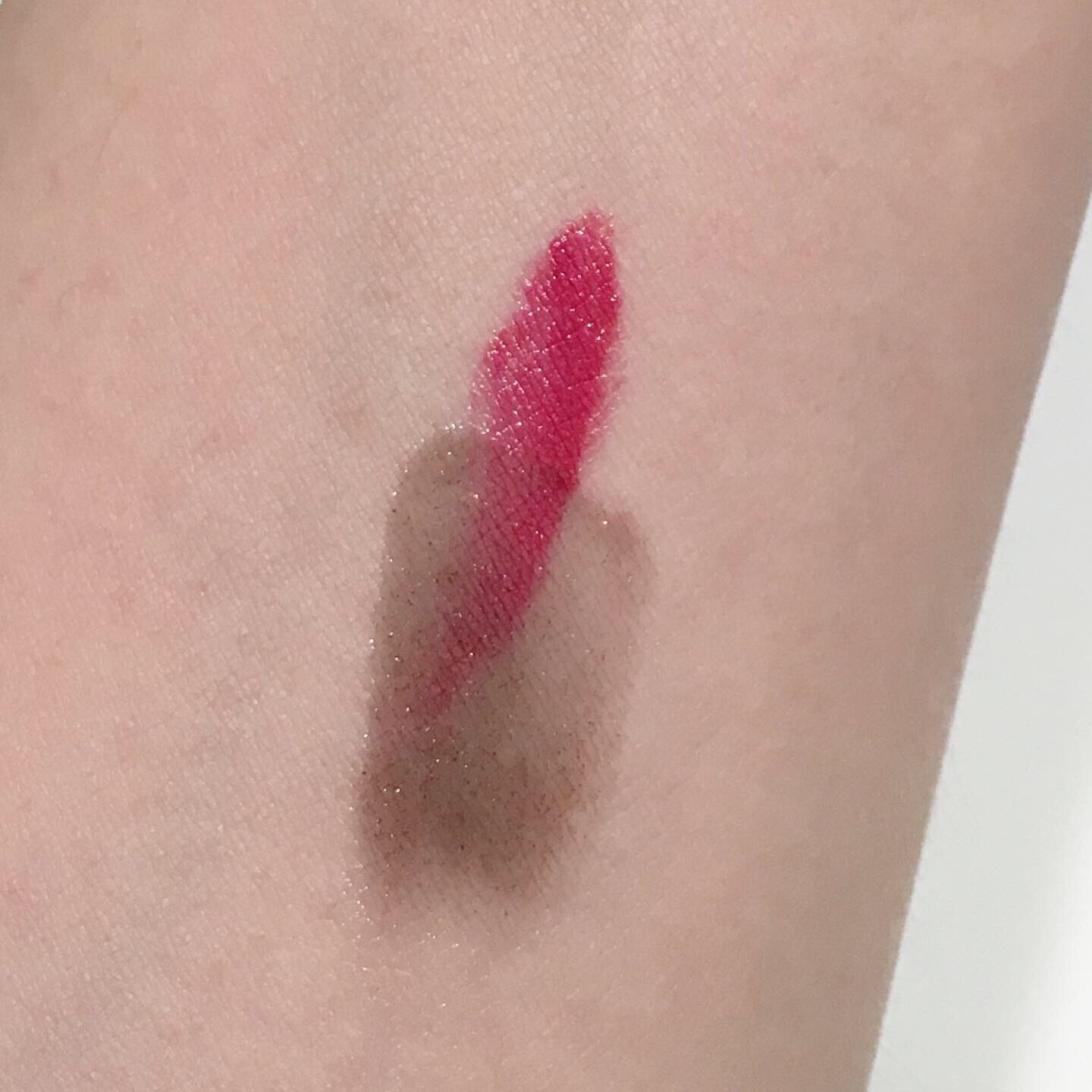 梛子 黒グロスが欲しかったので 発売されたばかりのuzuのリップトリートメントを買ってみた 秋冬用に唇のトーンを下げるのにちょうどいい ルージュココ452エミリエンヌと Uzu ウズ ウズバイフローフシ リップトリートメント ブルベ冬 ブルー