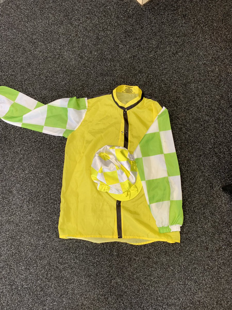 YargiAmy's tweet photo. Public service announcement! These colours have been left in the scales area @Mornington since the last meeting. Does anyone know who they belong too? Pls RT @Racing @RacingInsider https://t.co/0PhsuC5b84