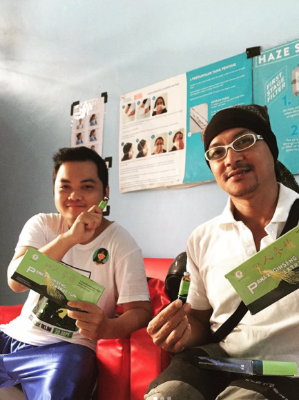 act2give's tweet photo. Terima Kasih Folks of Dayak atas bantuan 37 kotak minuman ginseng dan susu beruang di hazeshelter kami untuk dibagikan ke pemadam, pengungsi, mau pun relawan. #hazerelief #rumahamanasap #palangkaraya https://t.co/E2TrFgxiK5
