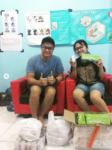 act2give's tweet photo. Terima Kasih Folks of Dayak atas bantuan 37 kotak minuman ginseng dan susu beruang di hazeshelter kami untuk dibagikan ke pemadam, pengungsi, mau pun relawan. #hazerelief #rumahamanasap #palangkaraya https://t.co/E2TrFgxiK5